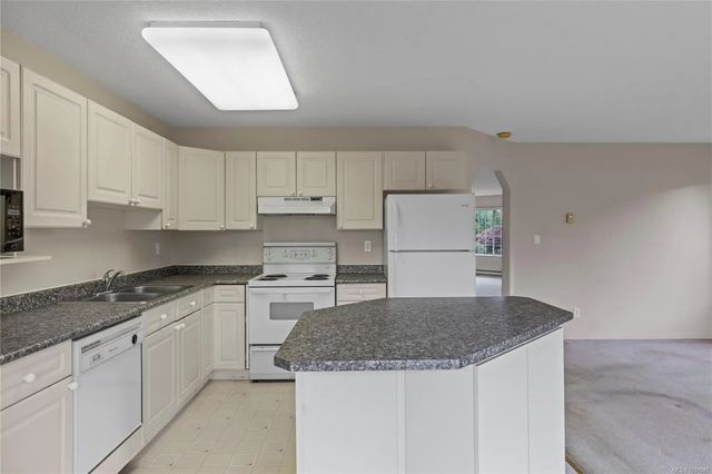 2 of 26 - 728 Banwell Crt, Qualicum Beach, BC