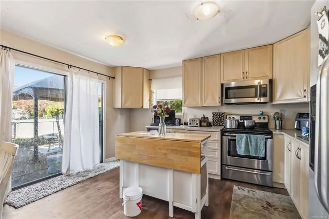 3 of 37 - 1024 Dunford Ave, Langford, BC