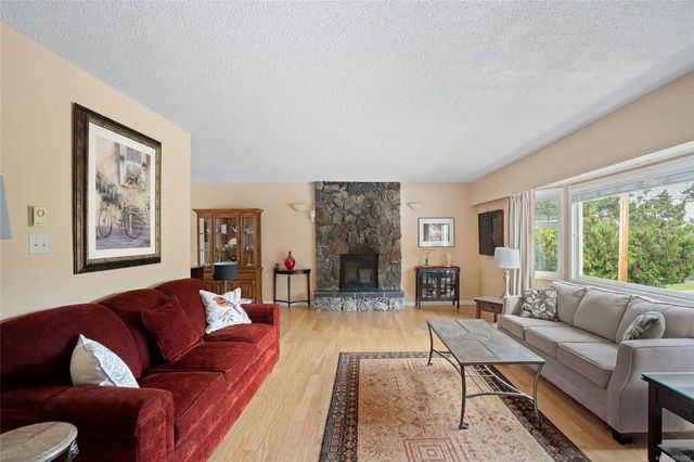 2 of 51 - 3906 Braefoot Rd, Saanich, BC
