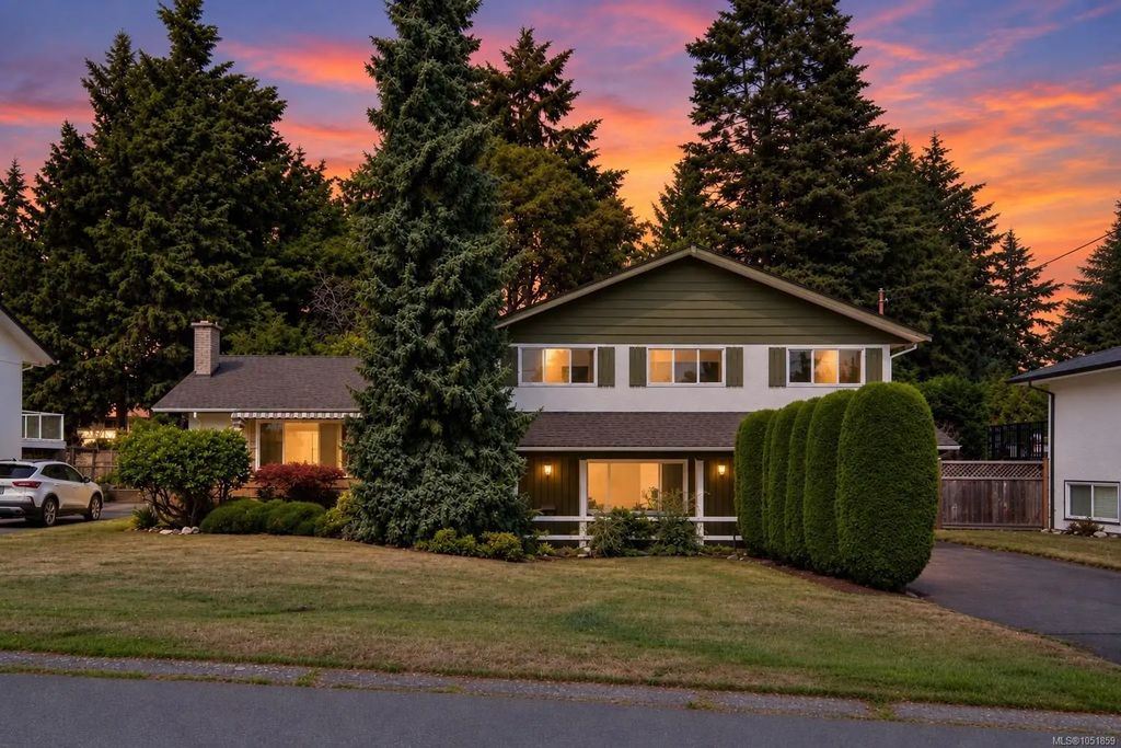 2045 San Rafael Cres, Saanich