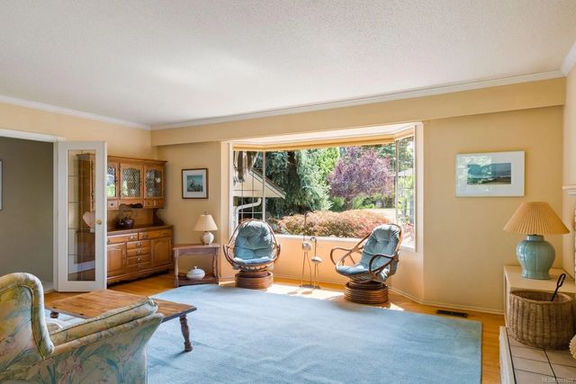 3 of 42 - 2045 San Rafael Cres, Saanich, BC