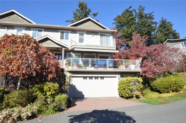 2 of 6 - 118 Aldersmith Pl 15, View Royal, BC