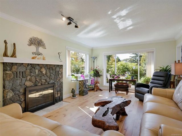 2 of 39 - 2829 Arbutus Rd 901, Saanich, BC