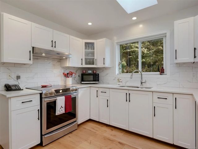 5 of 39 - 2829 Arbutus Rd 901, Saanich, BC