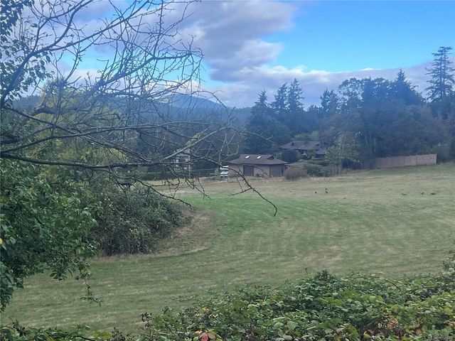 4 of 12 - 3876 Holland Ave, Saanich, BC
