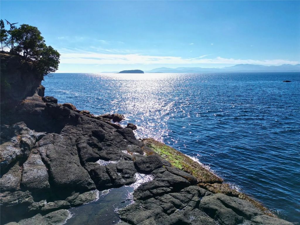3 Grant Rd, Lasqueti Island