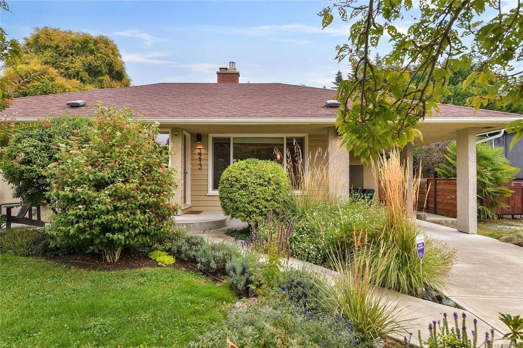 3213 Aldridge St, Saanich