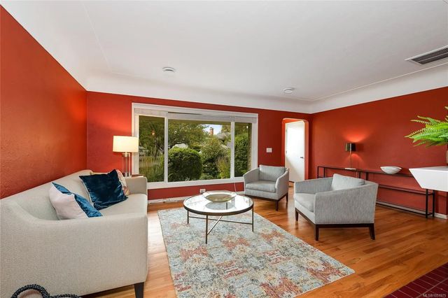 2 of 33 - 3213 Aldridge St, Saanich, BC