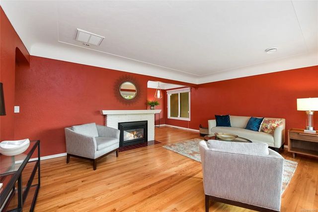 3 of 33 - 3213 Aldridge St, Saanich, BC