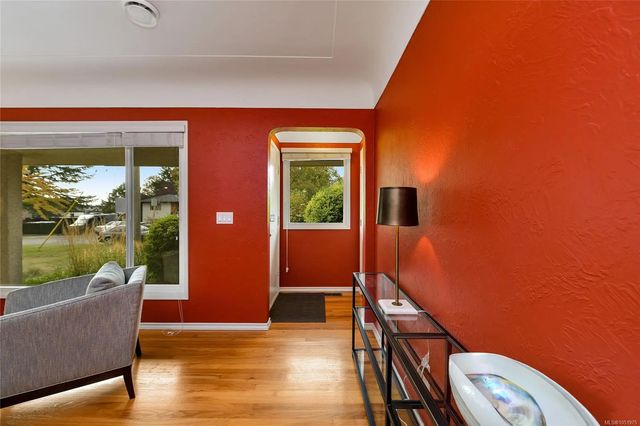 4 of 33 - 3213 Aldridge St, Saanich, BC