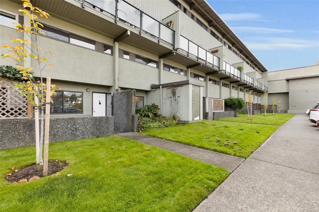 477 Lampson St 7, Esquimalt