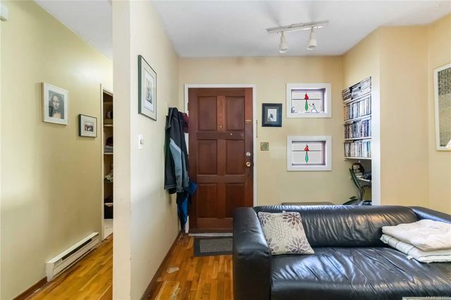 3 of 34 - 1415 Lang St, Victoria, BC