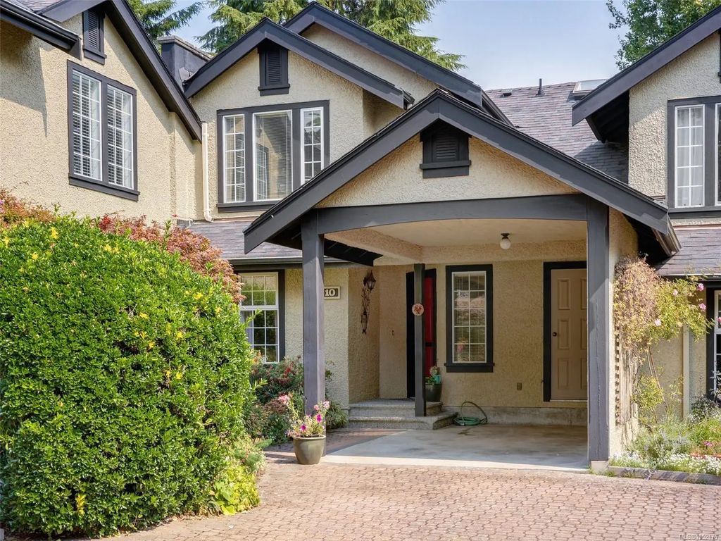 2566 Penrhyn St 10, Saanich