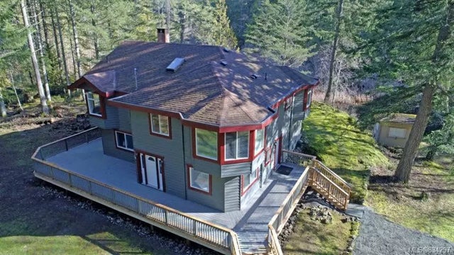 1 of 10 - 3380 Woodridge Pl, Highlands, BC