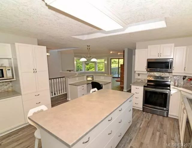 2 of 10 - 3380 Woodridge Pl, Highlands, BC