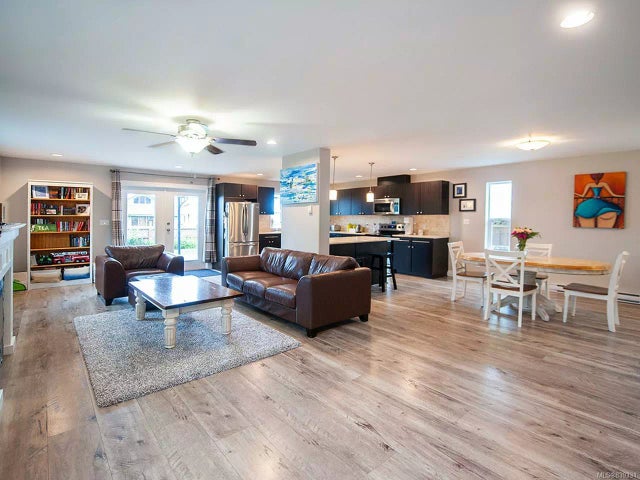 1 of 11 - 8025 Vye Rd, Crofton, BC