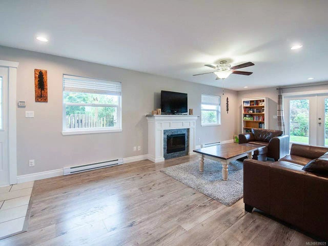 3 of 11 - 8025 Vye Rd, Crofton, BC