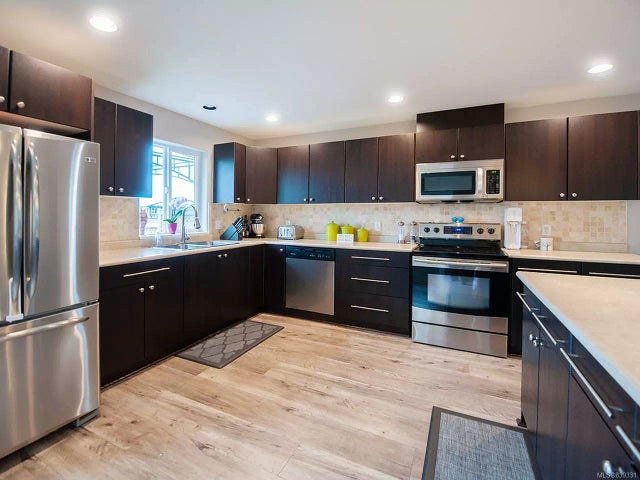 4 of 11 - 8025 Vye Rd, Crofton, BC