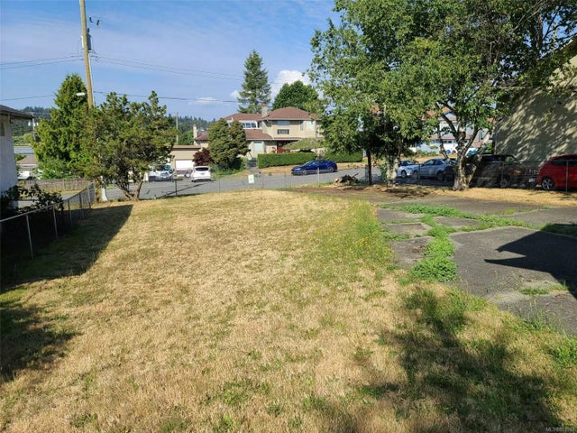 1 of 4 - 4121 Barrington Rd, Saanich, BC