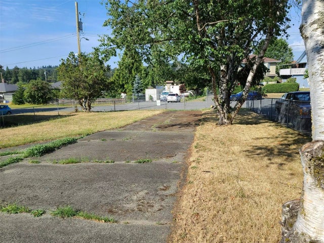 2 of 4 - 4121 Barrington Rd, Saanich, BC