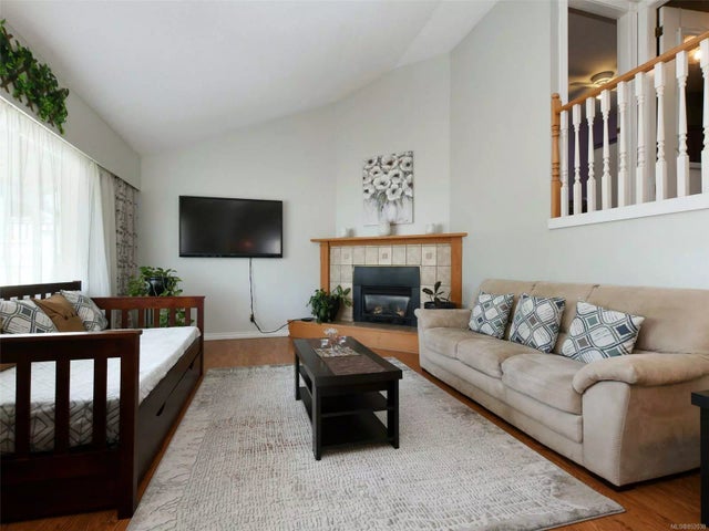 2 of 32 - 408 Ker Ave, Saanich, BC