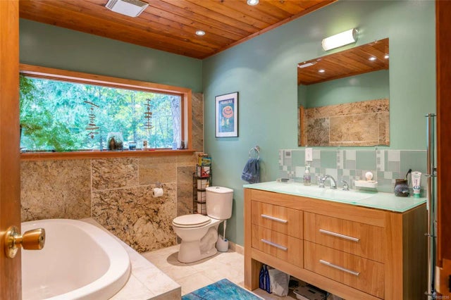 4 of 20 - 1790 Lackehaven Dr, Gabriola Island, BC