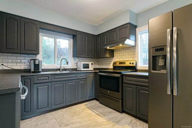 2 of 28 - 7657 Island Hwy S, Fanny Bay, BC