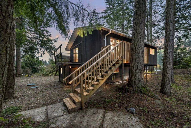 1 of 32 - 1580 Gordon Pl, Cowichan Bay, BC