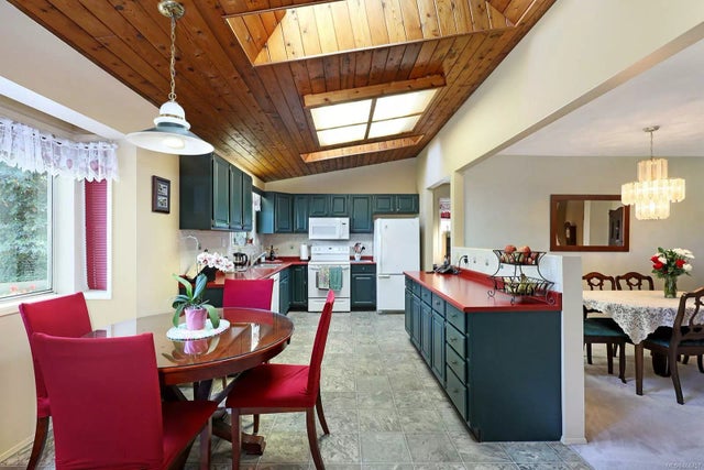 3 of 18 - 291 Stern Rd, Fanny Bay, BC