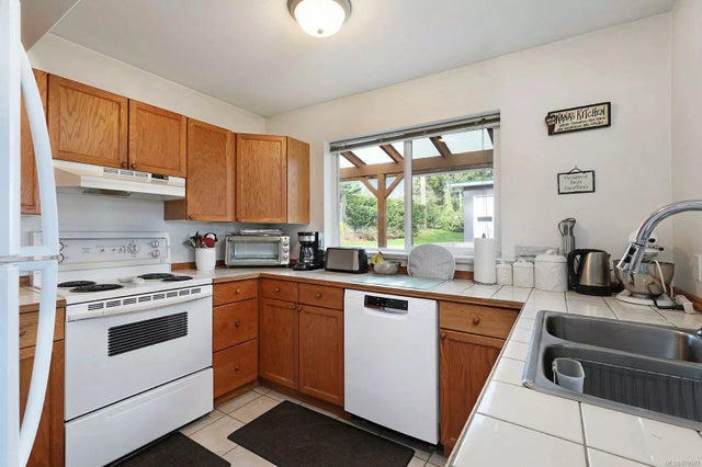 4 of 15 - 6632 Mystery Beach Dr, Fanny Bay, BC