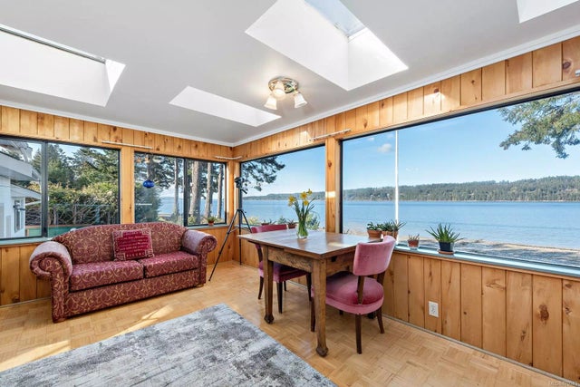 1 of 34 - 7624 Ships Point Rd, Fanny Bay, BC