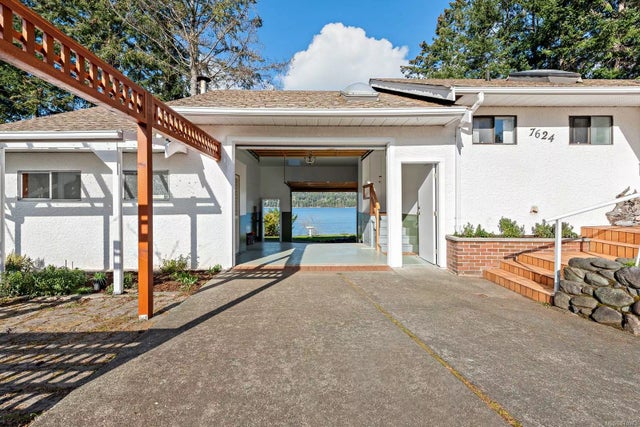 2 of 34 - 7624 Ships Point Rd, Fanny Bay, BC