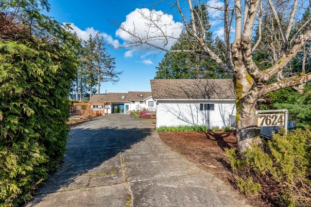 3 of 34 - 7624 Ships Point Rd, Fanny Bay, BC