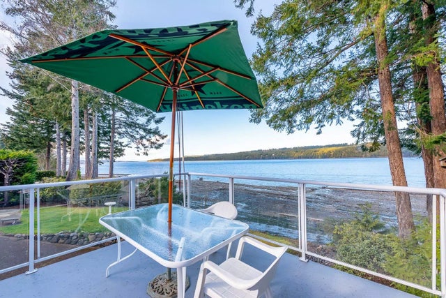 4 of 34 - 7624 Ships Point Rd, Fanny Bay, BC