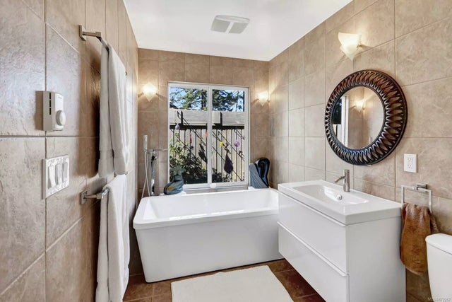 4 of 73 - 662 Berry Point Rd, Gabriola Island, BC