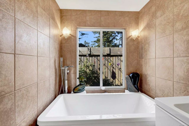 5 of 73 - 662 Berry Point Rd, Gabriola Island, BC