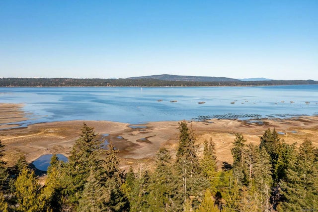 1 of 51 - 8132 Macartney Dr, Fanny Bay, BC