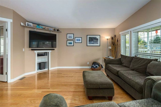 4 of 39 - 6619 Mystery Beach Rd, Fanny Bay, BC