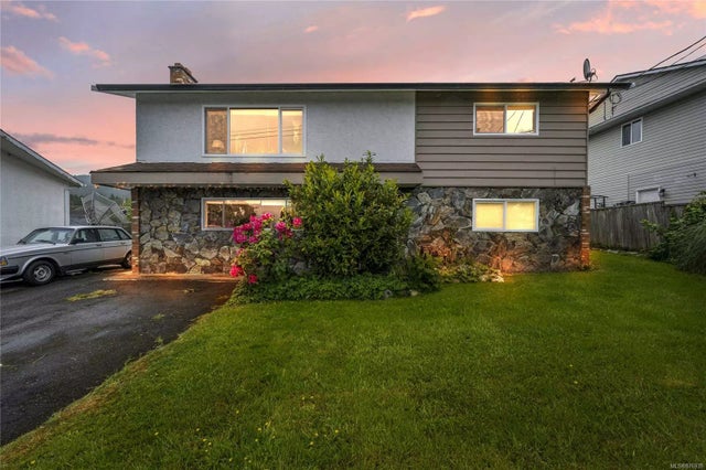 1 of 23 - 1582 Pauline St, Crofton, BC