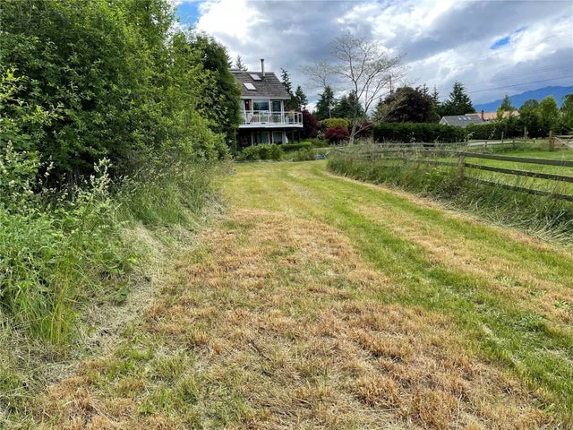 5 of 6 - 7616 Tozer Rd, Fanny Bay, BC