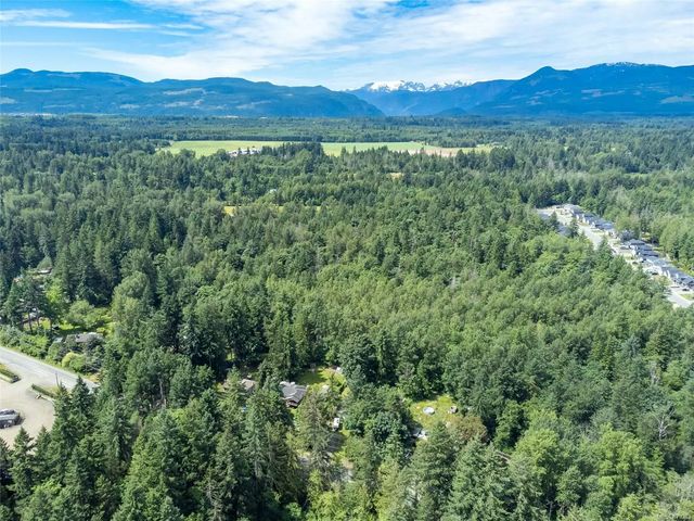 3 of 18 - 2555 Cumberland Rd, Courtenay, BC