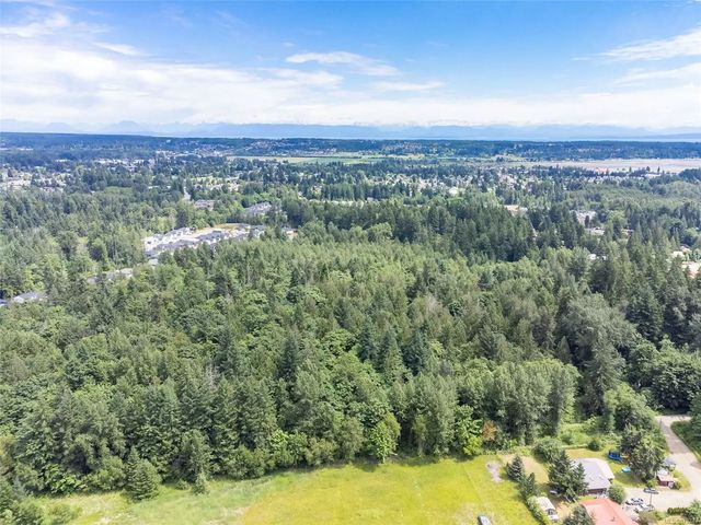 4 of 18 - 2555 Cumberland Rd, Courtenay, BC