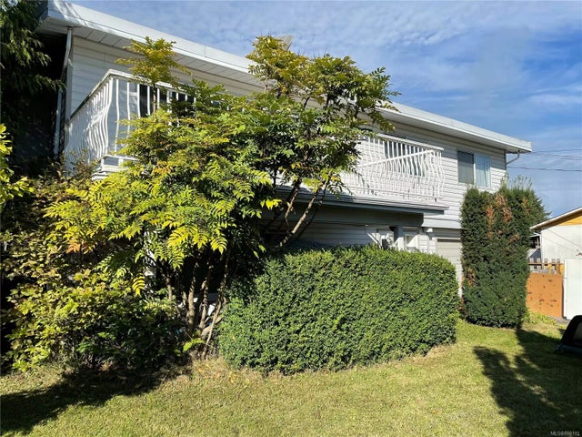 1 of 2 - 8028 Queen St, Crofton, BC