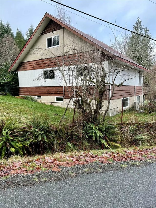 1 of 4 - 8188 Shasta Rd, Crofton, BC