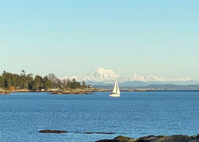 2 of 40 - 3155 Beach Dr, Oak Bay, BC