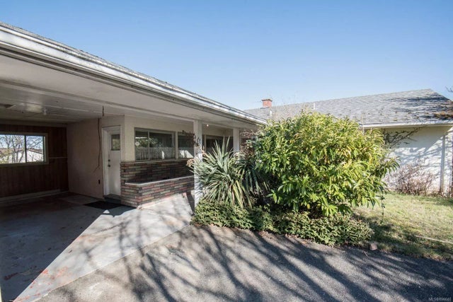 1 of 28 - 1563 Adelaide St, Crofton, BC