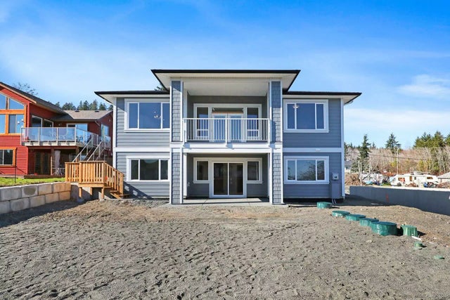 3 of 39 - 5596 4th St, Union Bay, BC