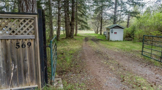 1 of 13 - 569 Wildwood Cres, Gabriola Island, BC