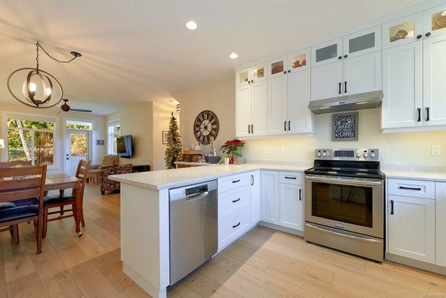 1 of 28 - 9880 Napier Pl 103, Chemainus, BC