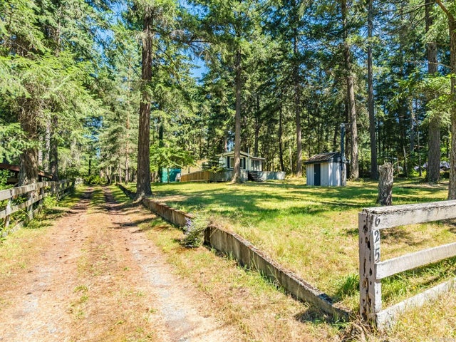 1 of 33 - 625 Gallagher Way, Gabriola Island, BC